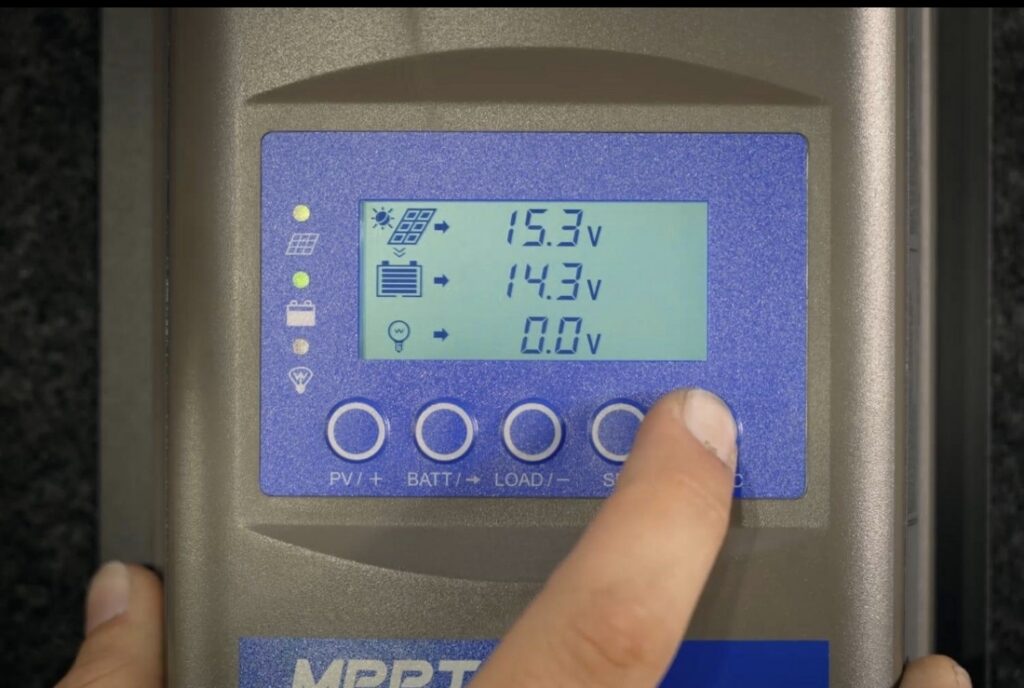 Regulador solar MPPT para camper y autocaravana controlando la carga de una batería desde una placa solar.