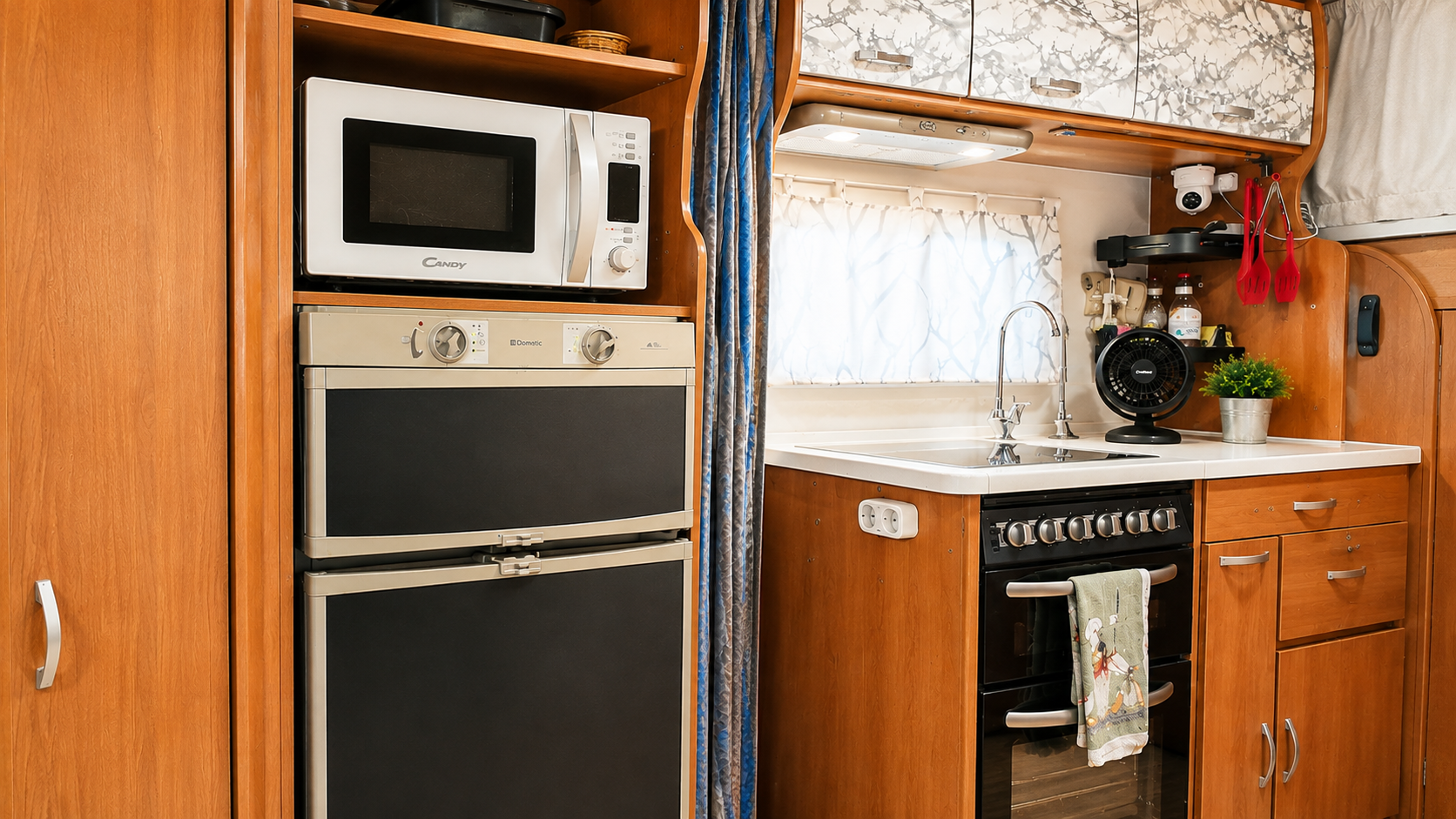 Nevera trivalente Dometic instalada en la cocina de una autocaravana.