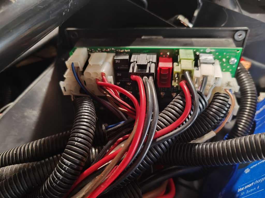Centralita Nordelettronica NE185.2 de la autocaravana con sus relés, conectores y cableado eléctrico.
