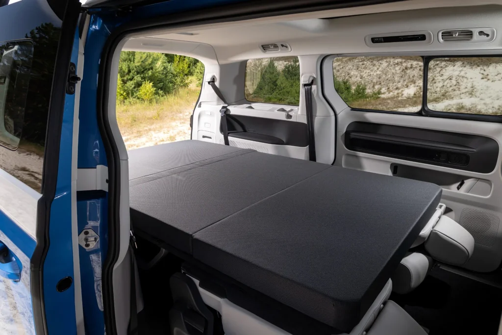 Cama desplegada en el interior de la Volkswagen ID. California Cruise